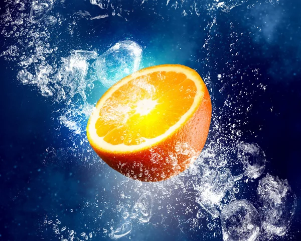 Juicy orange in water — Stock Photo, Image