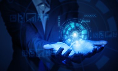 Modern teknolojiler sunan kadın