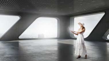 Dizüstü bilgisayar kullanan romantik kız