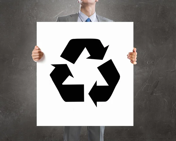 Homem apresentando conceito de reciclagem — Fotografia de Stock