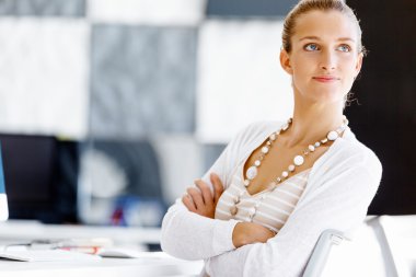 Çekici ofis çalışanı masada oturuyor.