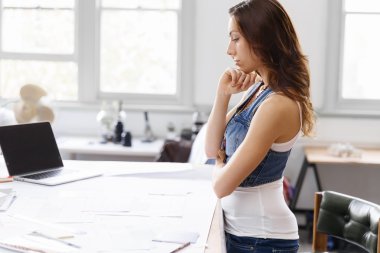 Yaratıcı ofiste duran genç kadın