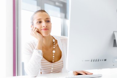 Çekici ofis çalışanı masada oturuyor.