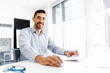 Masa başında oturan erkek ofis çalışanı