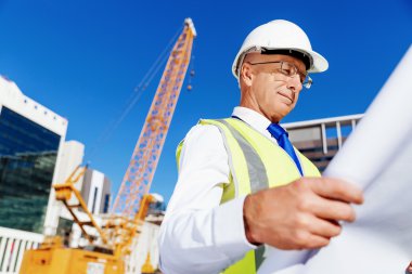 İnşaat alanında mühendis.