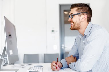 Masa başında oturan erkek ofis çalışanı