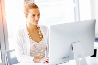 Çekici ofis çalışanı masada oturuyor.