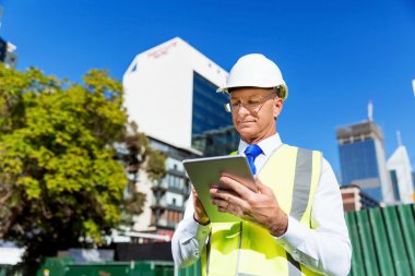 İnşaat alanında mühendis.