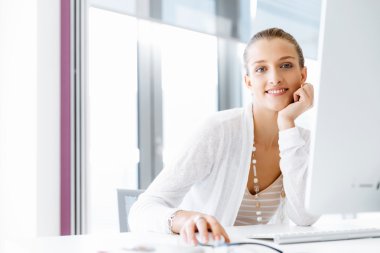 Çekici ofis çalışanı masada oturuyor.