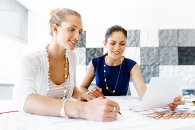 Ofiste iki bayan meslektaşım var.