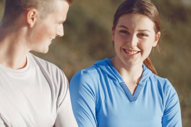 Kumsalda eşofman bulunan genç Çift