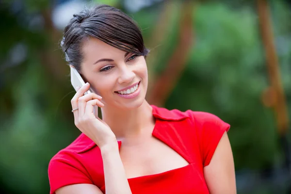 Retrato de Empresaria con teléfono móvil — Foto de Stock