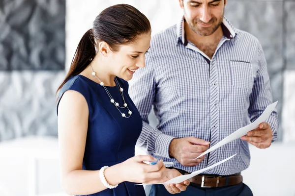 Geschäftsleute im modernen Büro — Stockfoto