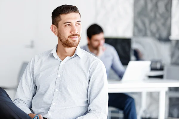 Aantrekkelijke kantoormedewerker aan het bureau — Stockfoto