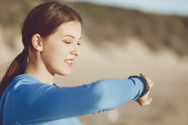 Futó nő a szív arány idegen rádióadást figyel futás-ra beach — Stock Fotó
