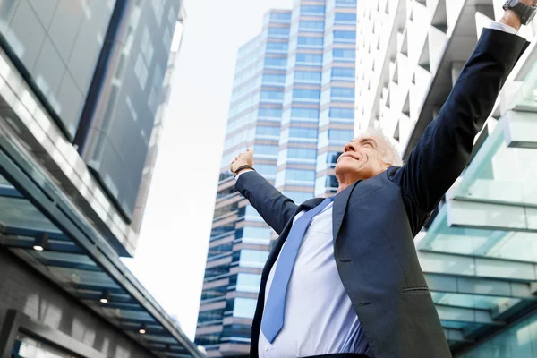 Retrato de empresario confiado al aire libre — Foto de Stock