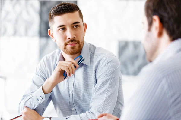 Affärsmän på modernt kontor — Stockfoto