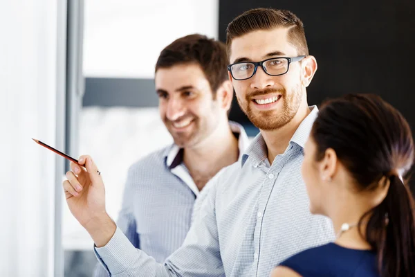 Gente de negocios en oficina moderna —  Fotos de Stock