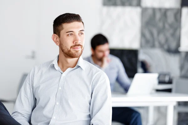 Attrayant employé de bureau assis au bureau — Photo