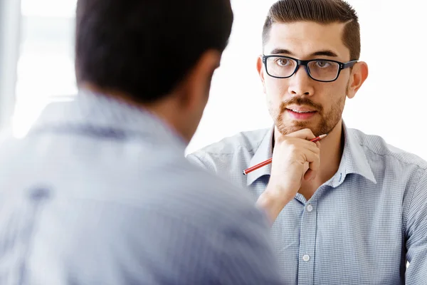 Twee knappe zakenmannen in functie — Stockfoto