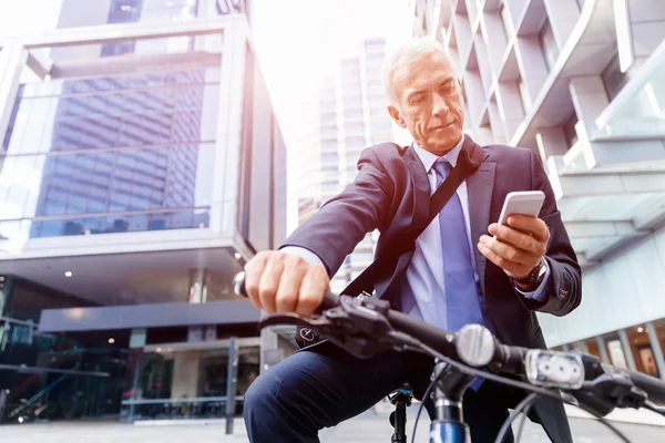 Başarılı bir iş adamı binicilik bisiklet
