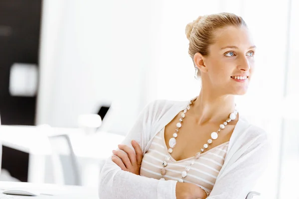 Aantrekkelijke kantoormedewerker aan het bureau — Stockfoto