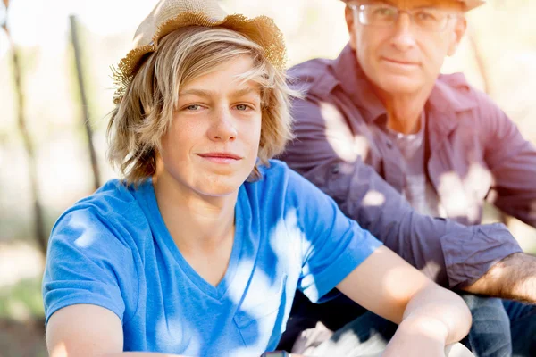 Vater und Sohn im Weinberg — Stockfoto