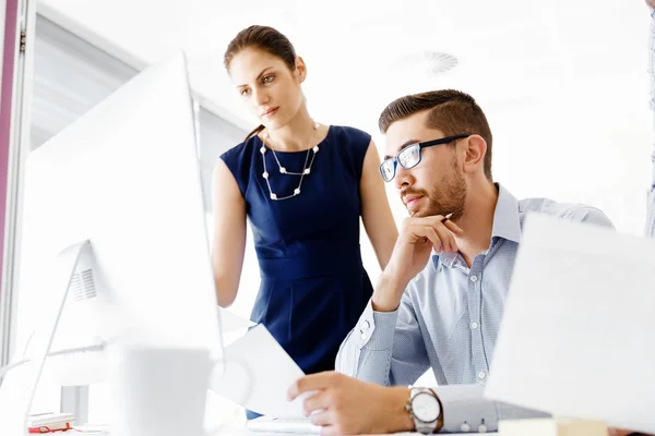 Les gens d'affaires dans le bureau moderne — Photo