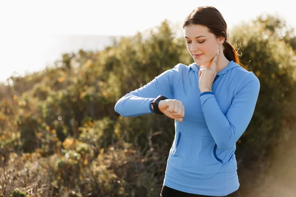 Runner woman with heart rate monitor running on beach — Stock Photo, Image