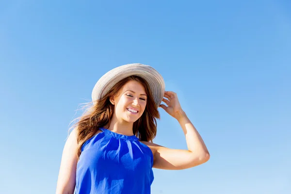 Junge Frau am Strand — Stockfoto