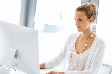 Çekici ofis çalışanı masada oturuyor.