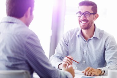 Çekici ofis çalışanı masada oturuyor.