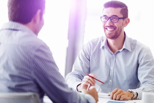 Aantrekkelijke kantoormedewerker aan het bureau — Stockfoto