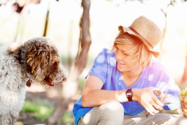 Üzüm bağı çocuk