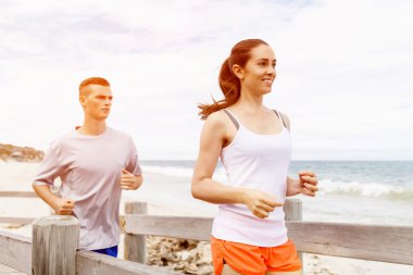 Kaçakçıları. Plajda çalışan genç Çift