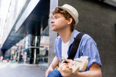 Gitar City ile genç müzisyen