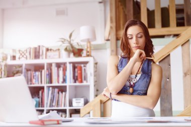 Yaratıcı ofiste duran genç kadın