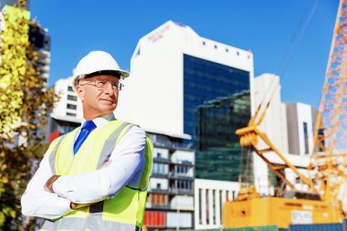 İnşaat alanında mühendis.