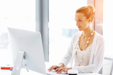 Çekici ofis çalışanı masada oturuyor.