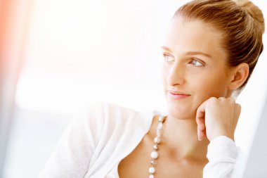 Çekici ofis çalışanı masada oturuyor.