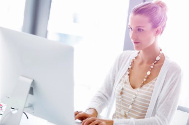 Çekici ofis çalışanı masada oturuyor.