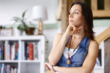 Yaratıcı ofiste duran genç kadın