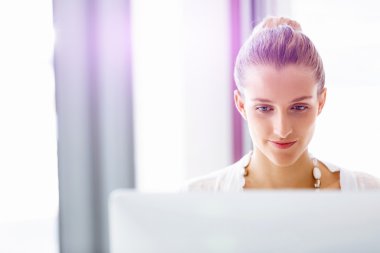 Çekici ofis çalışanı masada oturuyor.