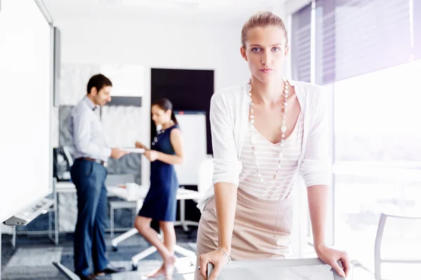 Pekerja perempuan yang menarik di kantor — Stok Foto