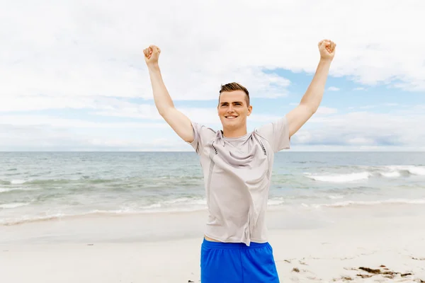 Jonge man in sport slijtage met uitgestrekte armen — Stockfoto