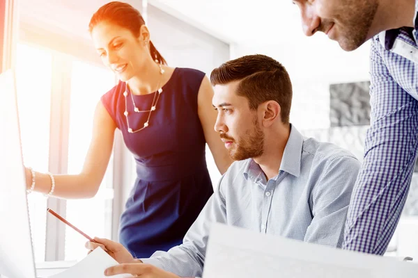 Les gens d'affaires dans le bureau moderne — Photo