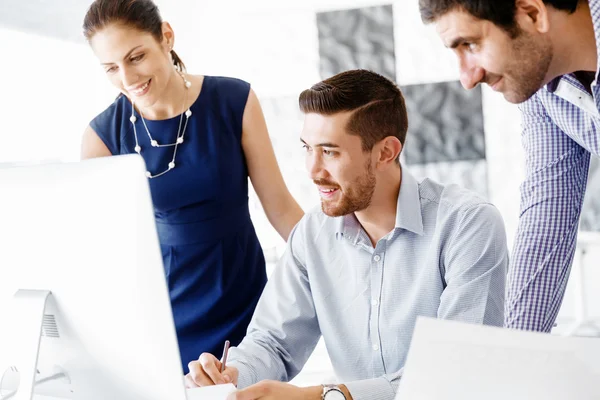 Les gens d'affaires dans le bureau moderne — Photo