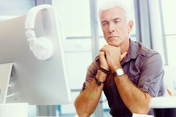 Schöner Geschäftsmann im Amt — Stockfoto