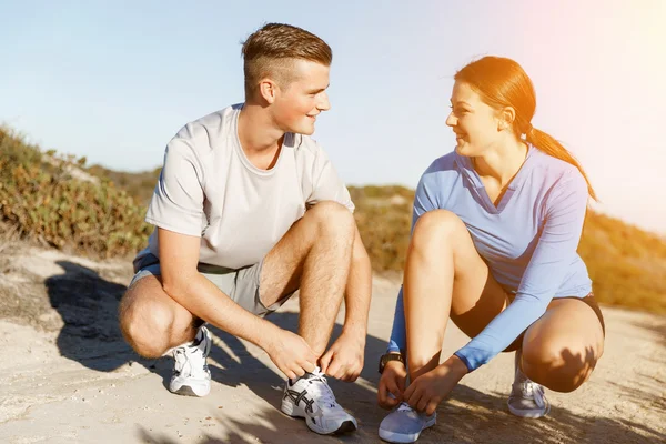 Koşucular birkaç ayakkabı Dantel ve koşu için hazırlamak