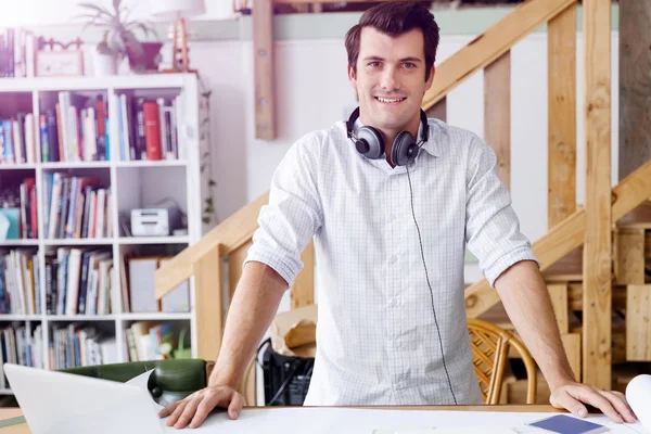 Joven de pie en la oficina creativa — Foto de Stock